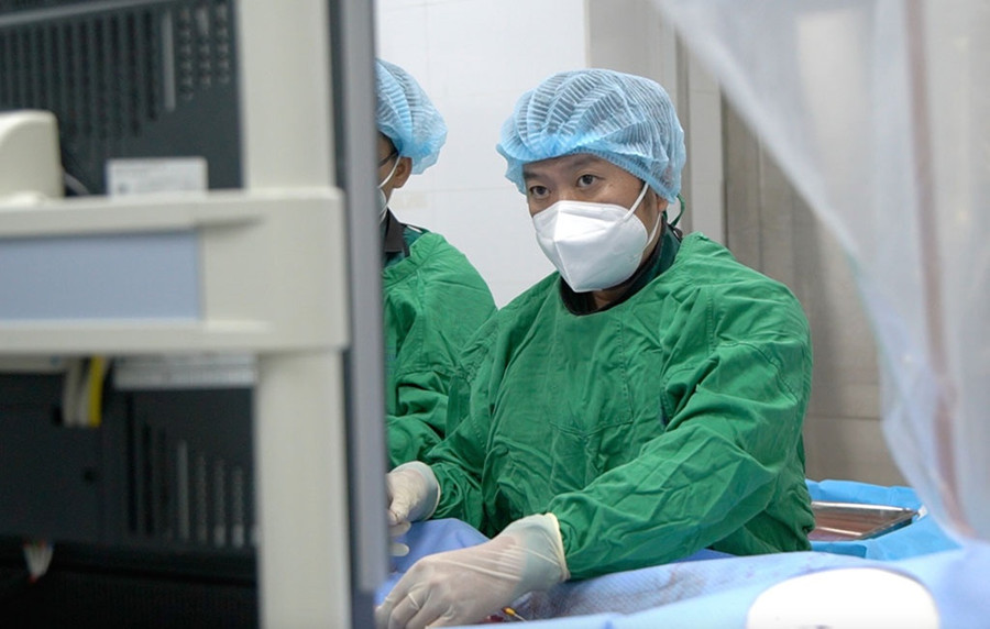 BS Trí can thiệp tái thông mạch não cho bệnh nhân.