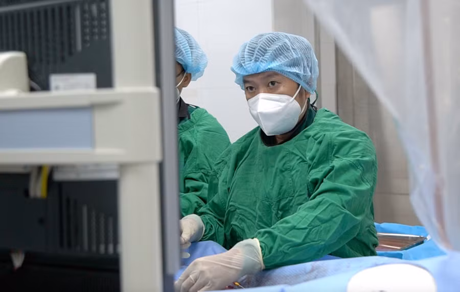 BS Trí can thiệp tái thông mạch não cho bệnh nhân.