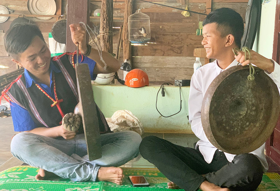 Anh Siu Thanh (bìa trái) hướng dẫn cách đánh cồng chiêng cho thanh niên ở làng. Ảnh: R'Ô HOK Anh Siu Thanh (bìa trái) hướng dẫn cách đánh cồng chiêng cho thanh thiếu nhi ở làng. Ảnh: R'Ô HOK