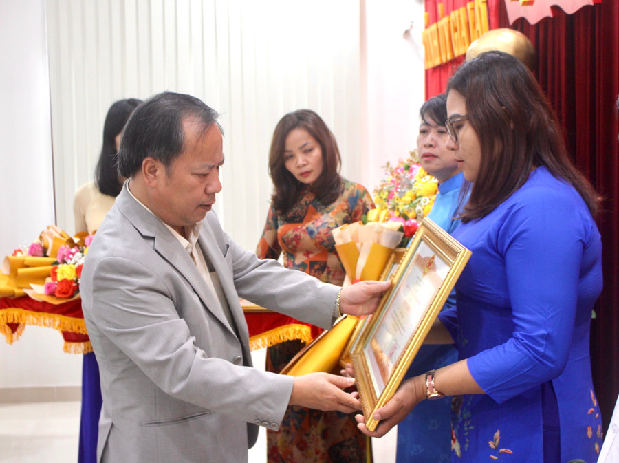 Ban Tuyên giáo Tỉnh ủy Gia Lai tổ chức hội nghị tổng kết công tác năm 2022 ảnh 3 Thừa ủy quyền của Thủ tướng Chính phủ, đồng chí Châu Ngọc Tuấn-Phó Bí thư Thường trực Tỉnh ủy, Trưởng đoàn đại biểu Quốc hội tỉnh tặng bằng khen cho các tập thể, cá nhân có thành tích tiêu biểu trong học tập và làm theo Bác. Ảnh: Phan Lài
