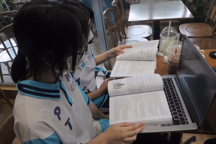 Tất cả tài liệu, sách báo về nghiên cứu tế bào gốc đều do nhóm tự tìm, dịch thuật lại để hiểu và đưa vào trong nghiên cứu. Ảnh: THƯỢNG HẢI