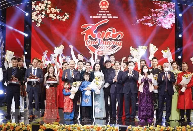 Chủ tịch nước Nguyễn Xuân Phúc gặp gỡ các đại biểu dự Chương trình Xuân Quê hương năm 2022. (Ảnh: Thống Nhất/TTXVN)