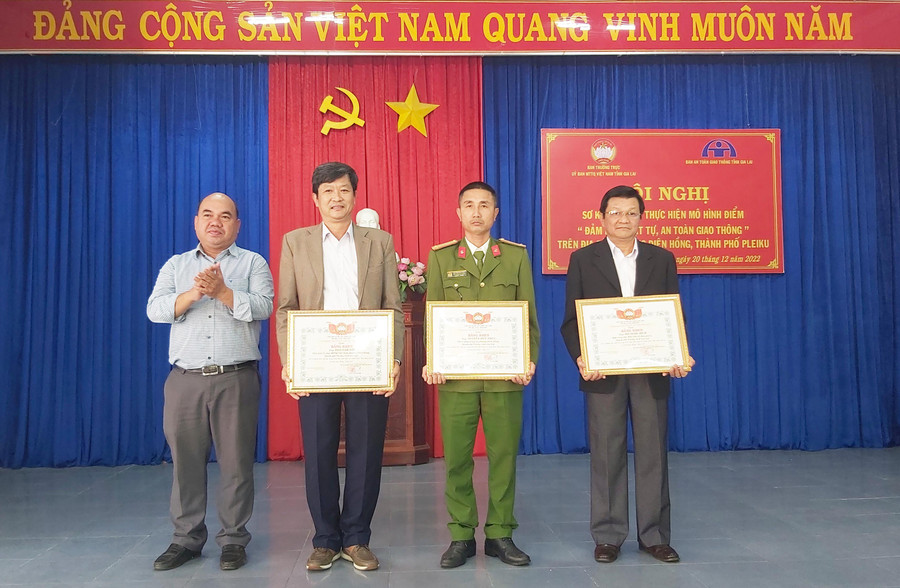 Ông Siu Trung tặng bằng khen cho các tập thể có thành tích xuất sắc trong triển khai thực hiện mô hình. Ảnh: Ngọc Anh Ông Siu Trung tặng bằng khen cho các tập thể có thành tích xuất sắc trong triển khai thực hiện mô hình. Ảnh: Ngọc Anh