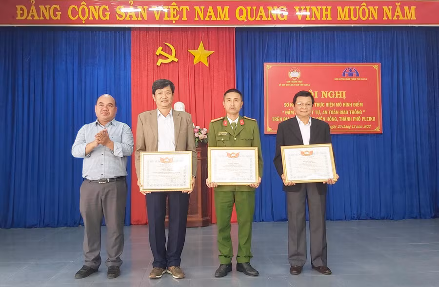 Ông Siu Trung tặng bằng khen cho các tập thể có thành tích xuất sắc trong triển khai thực hiện mô hình. Ảnh: Ngọc Anh