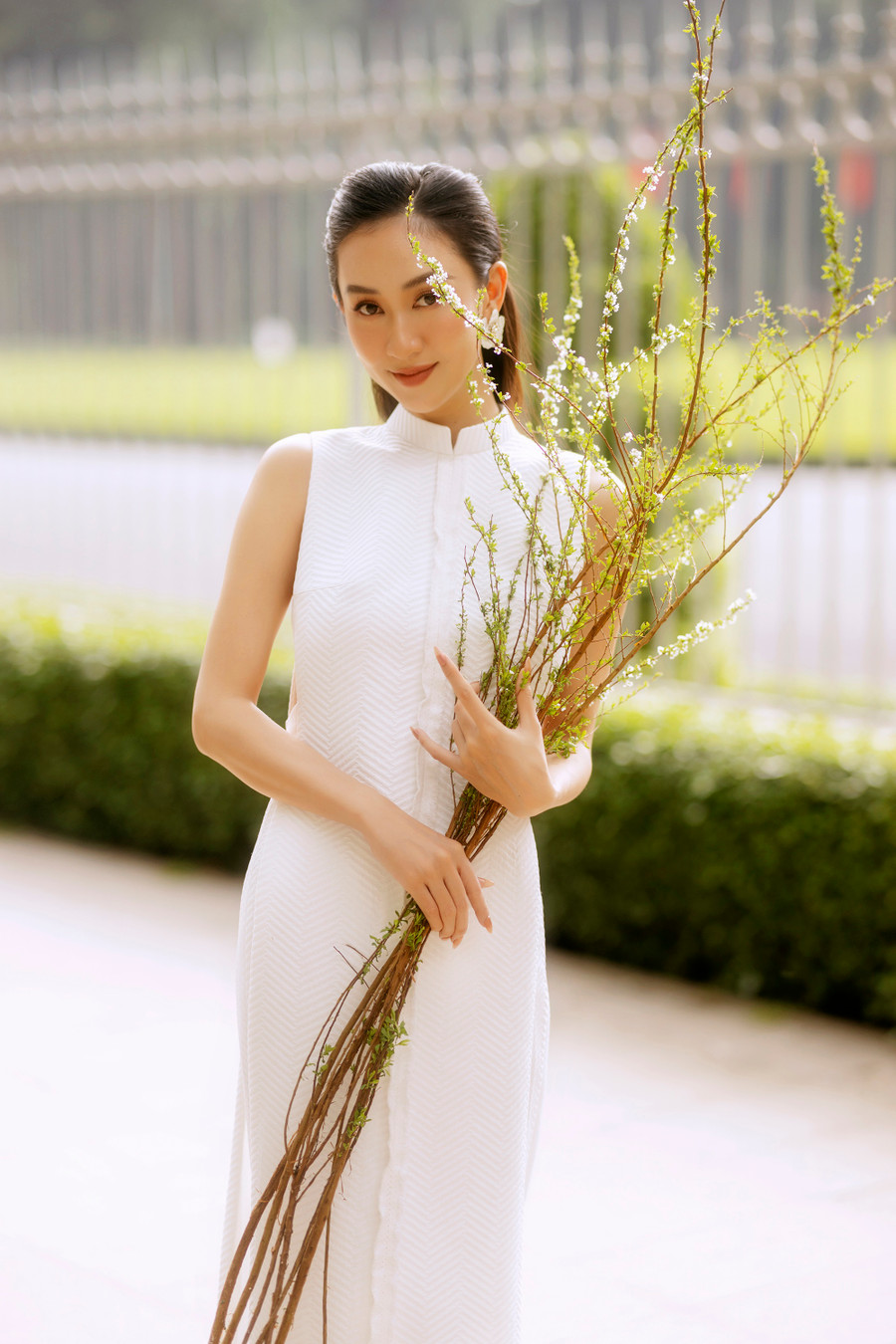 Mỗi dịp chuẩn bị đón xuân về, áo dài luôn là mẫu trang phục được nhiều phụ nữ ưa chuộng. Chính vì thế, Á hậu Hà Thu gợi ý một số mẫu áo dài cho các bạn nữ để diện trong dịp xuân Quý Mão 2023. Ảnh: Nguyễn Toại