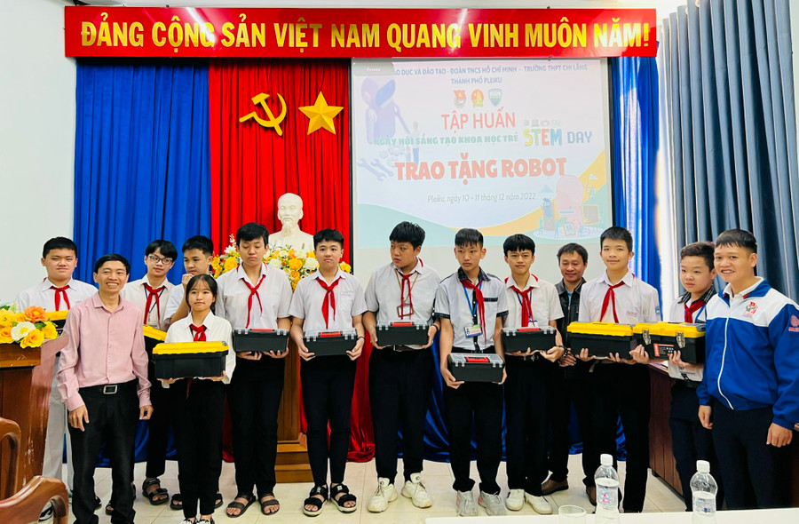 Trường THPT Chi Lăng tặng 10 robot cho 10 trường THCS tham gia lớp tập huấn. Ảnh: Phan Lài Trường THPT Chi Lăng tặng 10 robot cho 10 trường THCS tham gia lớp tập huấn. Ảnh: Phan Lài