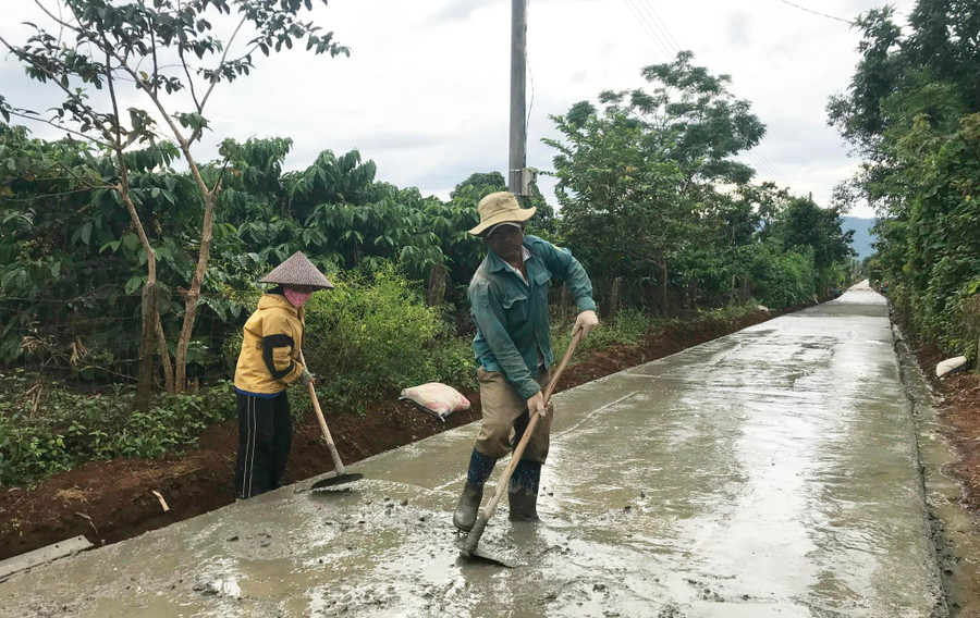 Người dân xã Ia Băng góp công làm đường giao thông nông thôn. Ảnh: Nguyễn Diệp