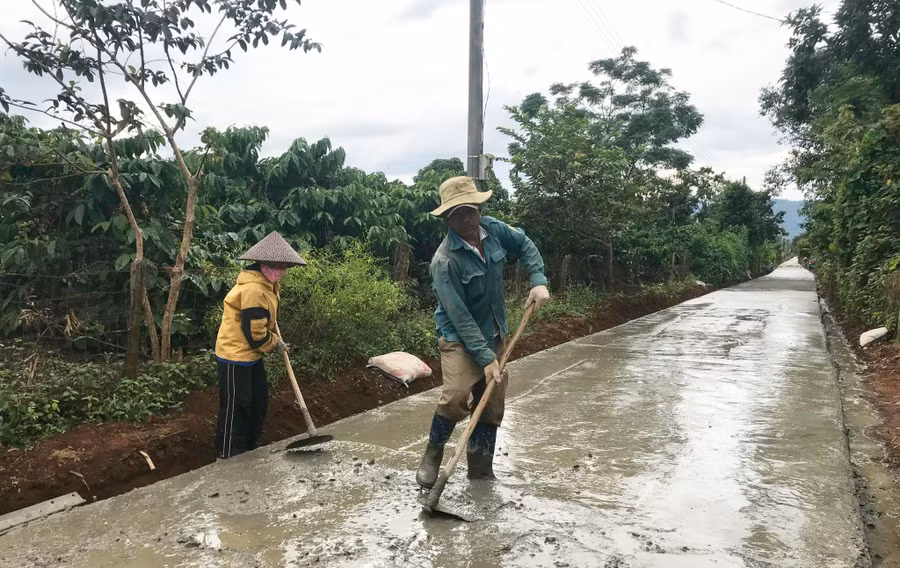 Người dân xã Ia Băng góp công làm đường giao thông nông thôn. Ảnh: Nguyễn Diệp