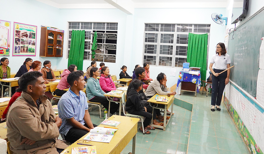 Các lớp xóa mù chữ thu hút đông đảo người dân đến học tập. Ảnh: Mộc Trà