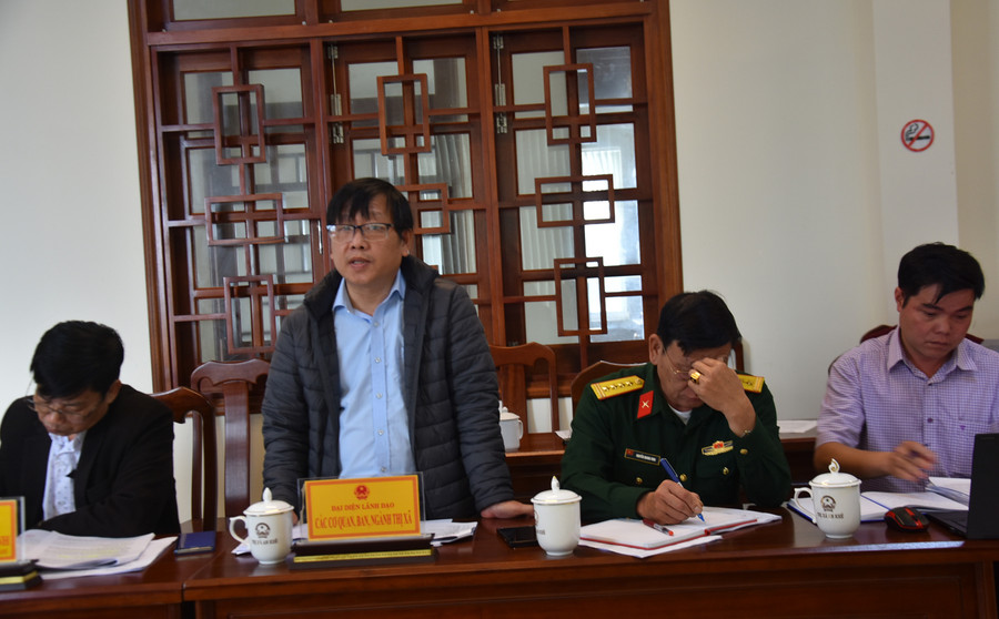 Bác sỹ Hồ Khắc Nhẫn-Phó Giám đốc Trung tâm Y tế thị xã An Khê tham gia ý kiến tại buổi giám sát. Ảnh: Hà Phương