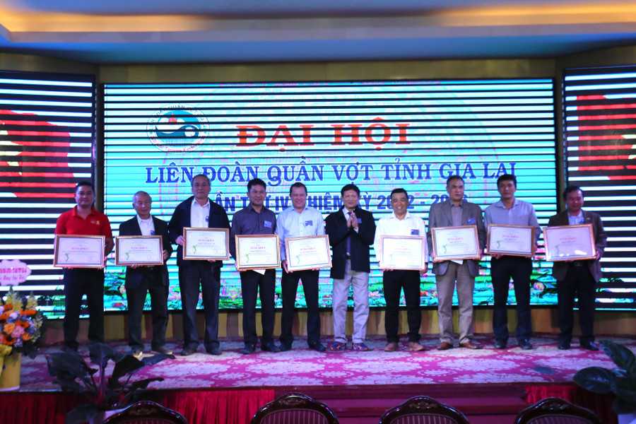 Các cá nhân và tập thể nhận Bằng khen của Liên đoàn Quần vợt Việt Nam. Ảnh: Văn Ngọc