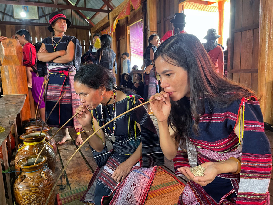 Vít rượu cần, ăn cốm mới là phần đặc sắc trong lễ mừng lúa mới