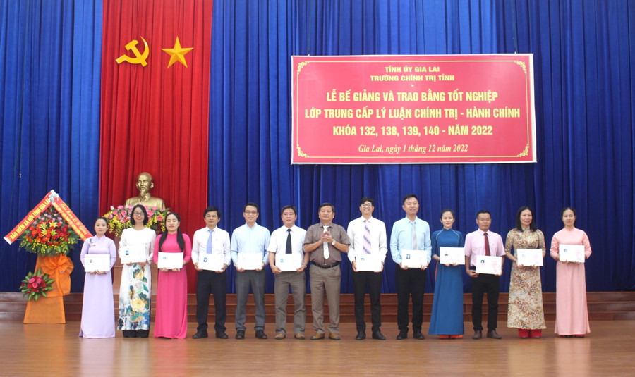 Các học viên lớp Trung cấp Lý luận Chính trị-Hành Chính khóa 132 nhận bằng tốt nghiệp. Ảnh: Phan Lài Các học viên lớp Trung cấp Lý luận Chính trị-Hành Chính khóa 132 nhận bằng tốt nghiệp. Ảnh: Phan Lài