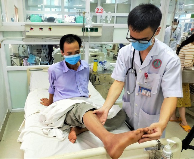 Ông Trần Văn Thụ đang điều trị tại Bệnh viện vùng do rắn cắn.