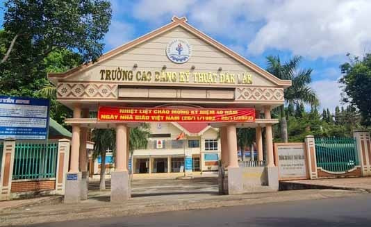 Trường CĐ Kỹ thuật Đắk Lắk, nơi xảy ra việc tuyển sinh “chui” 243 học viên. Ảnh: Hoàng Bình Trường CĐ Kỹ thuật Đắk Lắk, nơi xảy ra việc tuyển sinh “chui” 243 học viên. Ảnh: Hoàng Bình