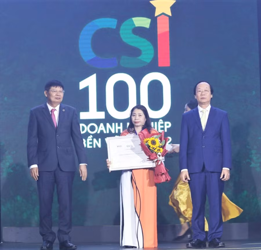  Bà Huỳnh Thị Nga-Phó Tổng GĐ Công ty Cao su Chư Pah nhặn giải thưởng. Ảnh: Hà Đức Thành