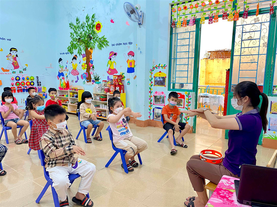 Giáo viên Trường Mầm non Hoa Hồng (phường Hội Thương, TP. Pleiku) dạy trẻ rửa tay đúng cách để phòng-chống dịch Covid-19. Ảnh: Mộc Trà