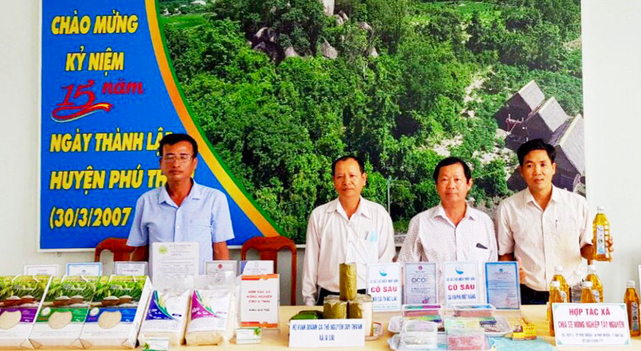 Các sản phẩm OCOP của huyện Phú Thiện được trung bày tại Lễ kỷ niệm 15 năm Ngày thành lập huyện 2022. Ảnh: Gia Hưng Các sản phẩm OCOP của huyện Phú Thiện được trung bày tại Lễ kỷ niệm 15 năm ngày thành lập huyện 2022. Ảnh: Gia Hưng