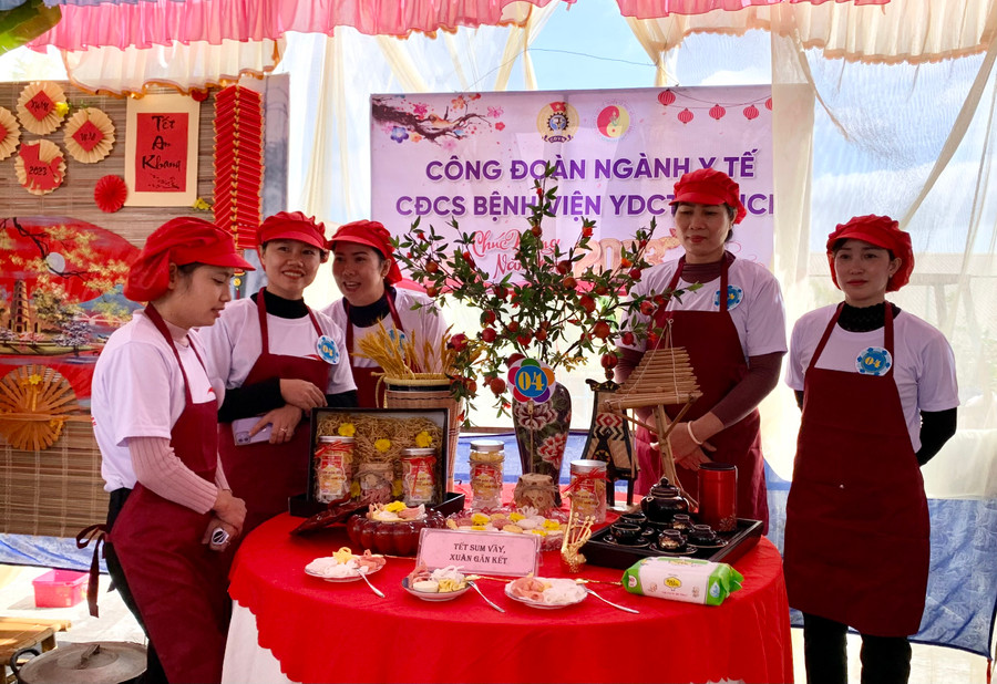 Công đoàn cơ sở Bệnh viện Y dược cổ truyền- Phục hồi chức năng tỉnh trình bày mâm bánh, mứt với chủ đề “Xuân gắn kết, Tết yêu thương”, đội đạt giải nhất tại hội thi. Ảnh: Như Nguyện