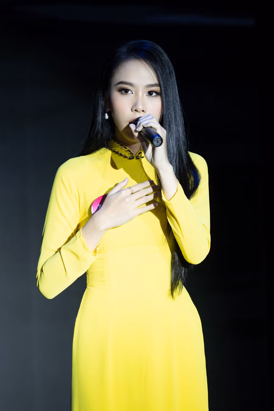 Sở hữu nhan sắc xinh đẹp cùng học thức nổi bật, Ngọc Hằng còn để lại dấu ấn với khán giả khi vào Top 3 Người đẹp tài năng với tiết mục hát Mẹ tôi. Bằng giọng ca sâu lắng, giàu cảm xúc, người đẹp đã thành công đưa những nốt nhạc chạm vào trái tim người nghe. Ảnh: BTC