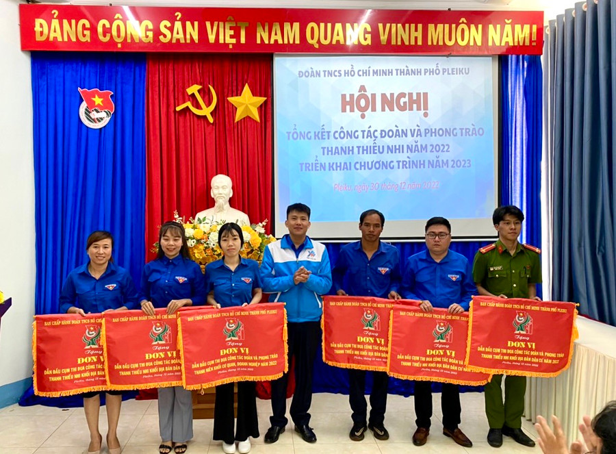 Thành Đoàn Pleiku tặng giấy khen cho 56 tập thể, cá nhân có thành tích xuất sắc trong công tác Đoàn ảnh 1 Thành Đoàn Pleiku tặng cờ đơn vị xuất sắc dẫn đầu cụm công tác Đoàn và phong trào thanh thiếu nhi năm 2022 cho 6 tập thể. Ảnh: Minh Nhật