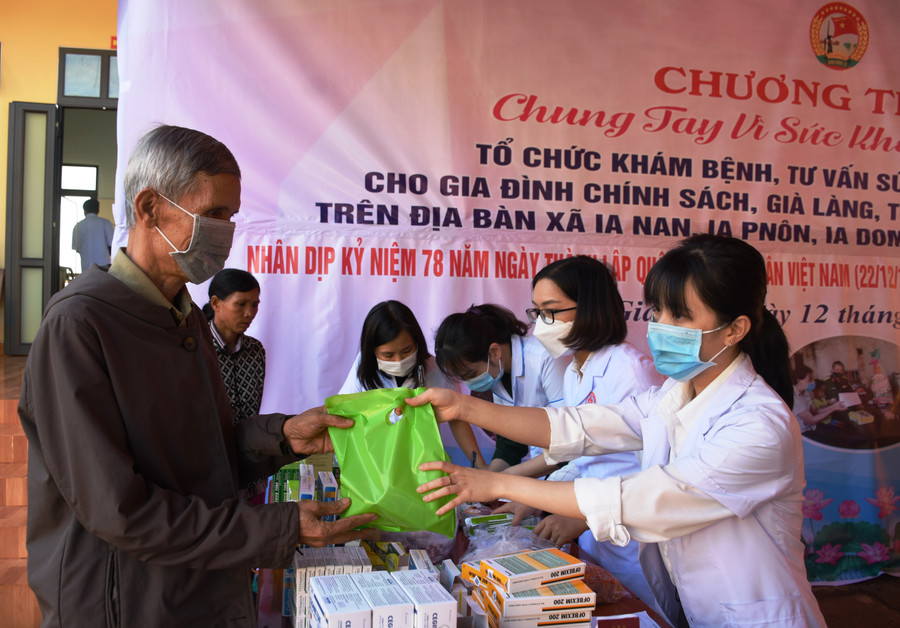Cấp thuốc miễn phí cho người dân. Ảnh: Vĩnh Hoàng Cấp thuốc miễn phí cho người dân. Ảnh: Vĩnh Hoàng