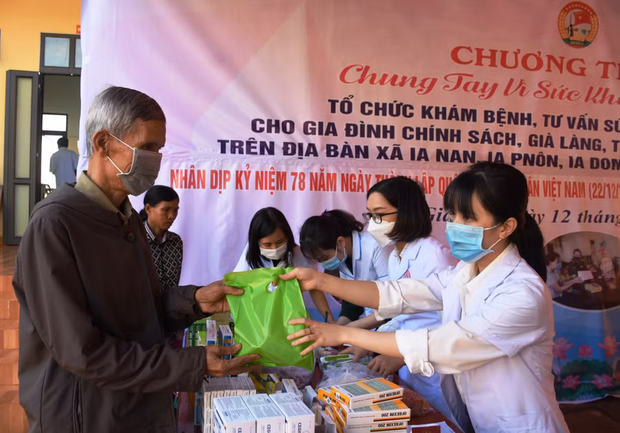 Cấp thuốc miễn phí cho người dân. Ảnh: Vĩnh Hoàng