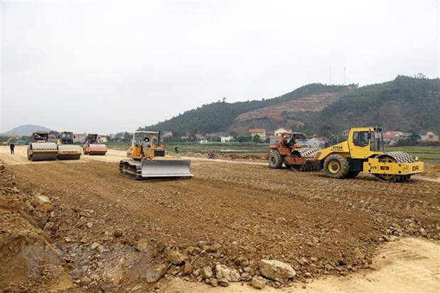 Thi công dự án đường bộ cao tốc Bắc-Nam phía Đông. Nguồn: TTXVN