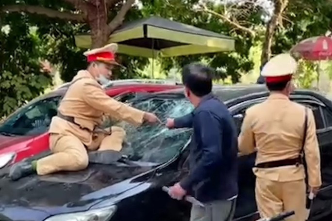 Nam CSGT bị thương sau khi bị tài xế hất lên nắp capo, bỏ chạy.