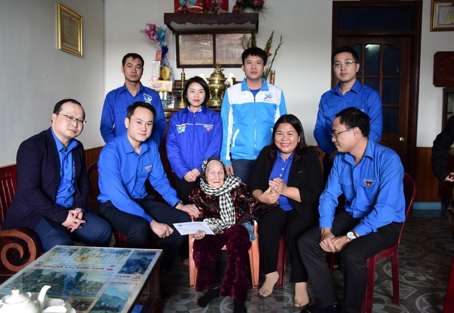 Các đại biểu thăm hỏi, tặng quà Mẹ Việt Nam Anh hùng Nguyễn Thị Mười (15, Nguyễn Thái Bình, phường Ia Kring, TP. Pleiku). Ảnh: Đức Thụy Các đại biểu thăm hỏi, tặng quà Mẹ Việt Nam Anh hùng Nguyễn Thị Mười (15, Nguyễn Thái Bình, phường Ia Kring, TP. Pleiku). Ảnh: Đức Thụy