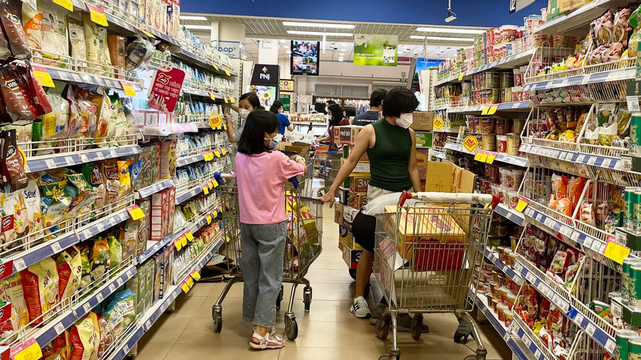 Các siêu thị đã nhập số lượng hàng hóa lớn theo kế hoạch dự trữ để phục vụ nhu cầu mua sắm của người dân dịp cuối năm và Tết. Ảnh: Vũ Thảo