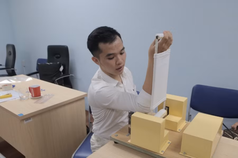 Vũ Thọ hướng dẫn vận hành thiết bị tập luyện. Ảnh: Thượng Hải