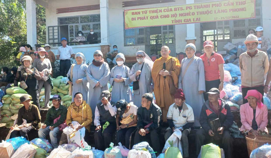  Đoàn công tác tặng quà cho bệnh nhân phong, đồng bào dân tộc thiểu số nghèo, khó khăn xã Ia Chía, huyện Ia Grai. Ảnh: Hồng Ngọc