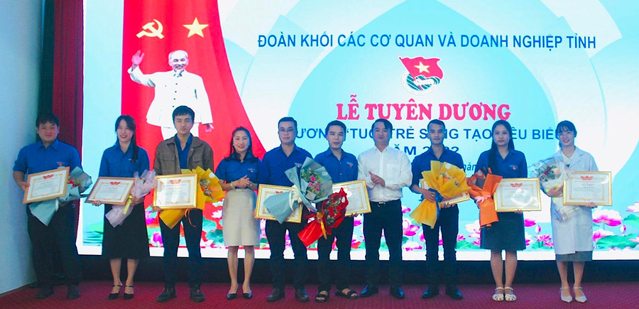  Bác sĩ Nguyễn Đình Hùng (thứ 3 từ phải sang) tại lễ tuyên dương gương 