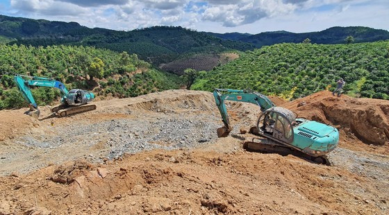 Máy múc san ủi đất rừng tại hiện trường. Ảnh: ĐOÀN KIÊN