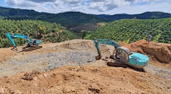 Máy múc san ủi đất rừng tại hiện trường. Ảnh: ĐOÀN KIÊN