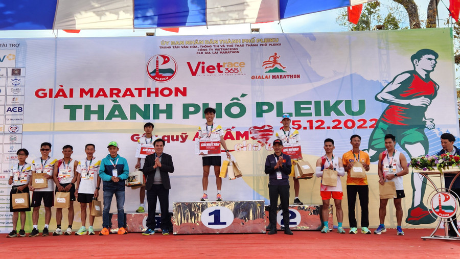 Ban tổ chức trao giải cho các VĐV xuất sắc ở cự ky 10 km nam. Ảnh: Văn Ngọc