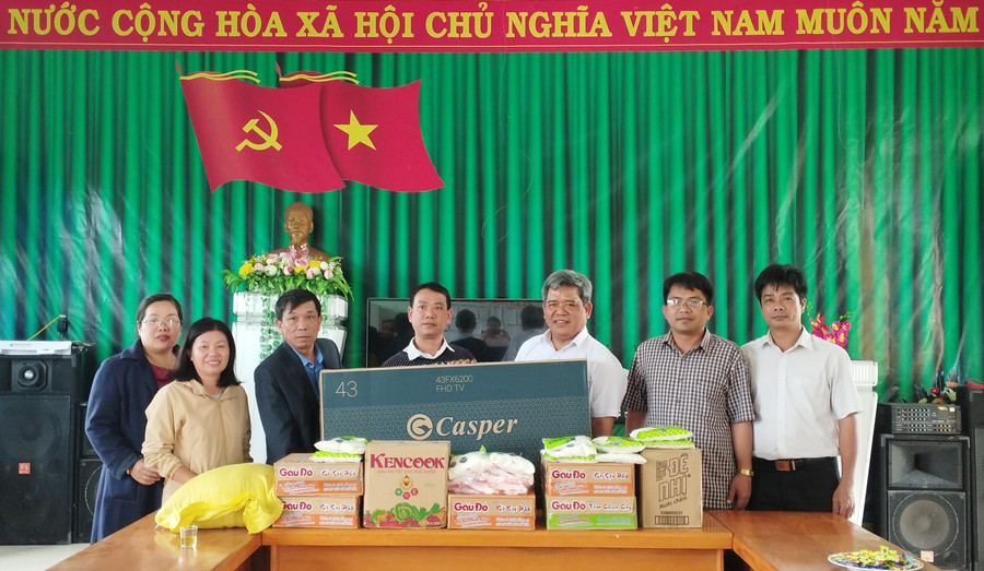 Chủ tịch Ủy ban MTTQ Việt Nam tỉnh Hồ Văn Điềm tặng quà Trường TH và THCS Đào Duy Từ. Ảnh: Lê Đại 