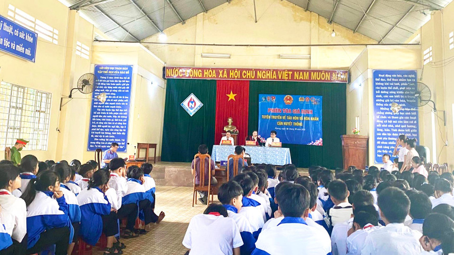 Phiên tòa giả định tuyên truyền về tảo hôn và hôn nhân cận huyết thống thu hút đông đảo học sinh Trường THCS Dân tộc Nội trú huyện Kbang tham gia. Ảnh: Minh Nguyễn