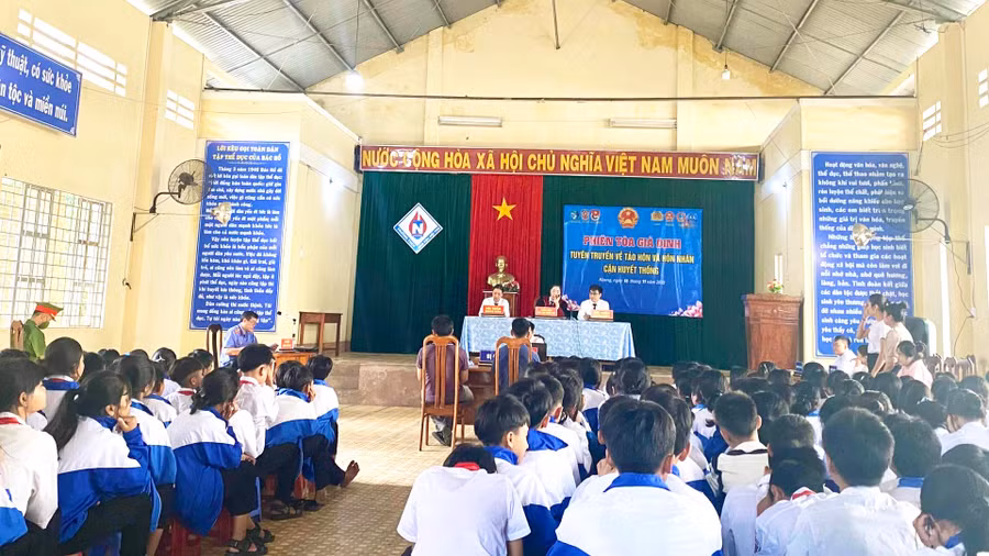 Phiên tòa giả định tuyên truyền về tảo hôn và hôn nhân cận huyết thống thu hút đông đảo học sinh Trường THCS Dân tộc Nội trú huyện Kbang tham gia. Ảnh: Minh Nguyễn