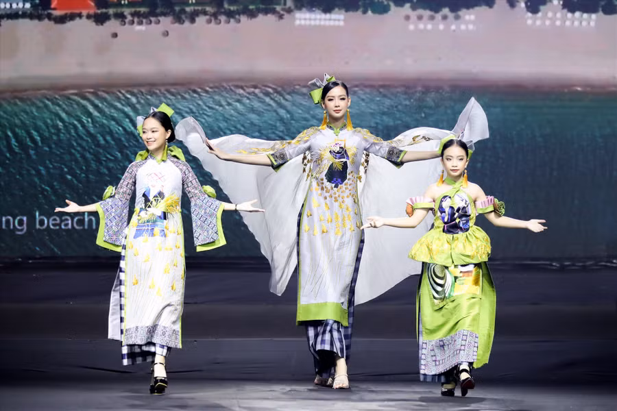 Tại buổi lễ khai mạc, Hoa hậu Bảo Ngọc đã có màn trình diễn ấn tượng trong trang phục áo dài của NTK Lan Hương. Ảnh: Sen Vàng