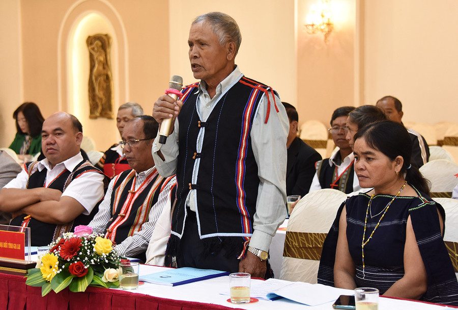 Ông Hmrik (làng Ia Nueng, xã Biển Hồ, TP. Pleiku) tham gia ý kiến tại hội nghị. Ảnh Đức Thụy Già Hmrik tham gia ý kiến tại hội nghị. Ảnh Đức Thụy