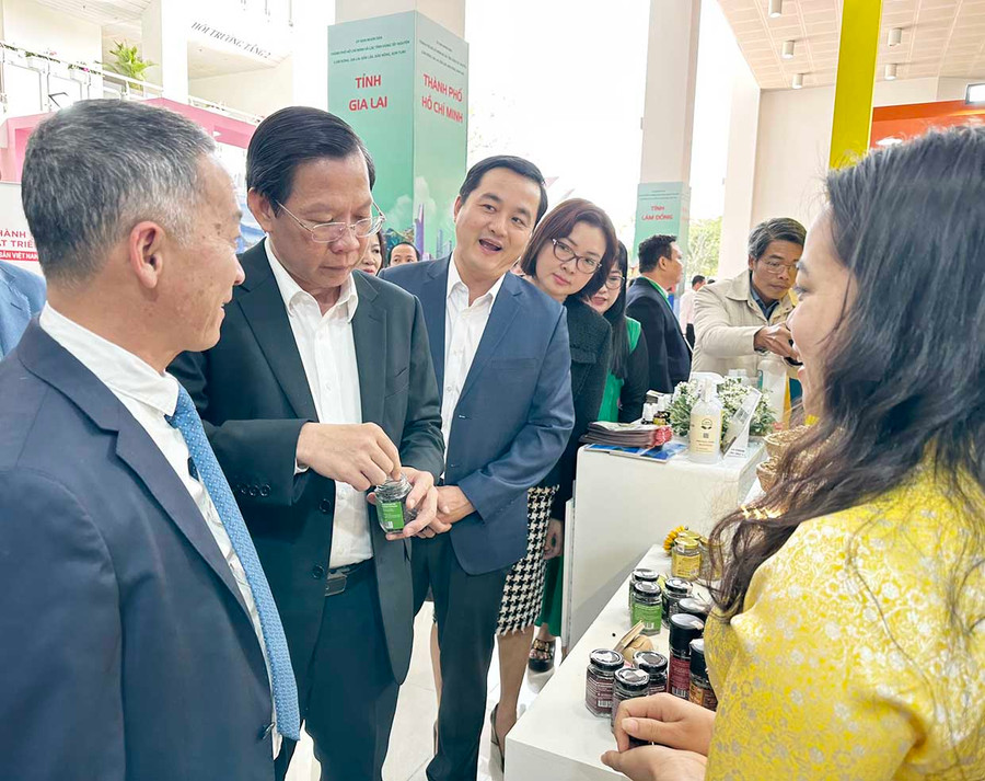 Chủ tịch UBND TP. Hồ Chí Minh Phan Văn Mãi (thứ 2 từ trái sang) tham quan các gian hàng của doanh nghiệp Gia Lai trong khuôn khổ hội nghị. Ảnh: Diễm Thương Chủ tịch UBND TP Hồ Chí Minh tham quan các gian hàng của doanh nghiệp Gia Lai trong khuôn khổ hội nghị. Ảnh: Diễm Thương