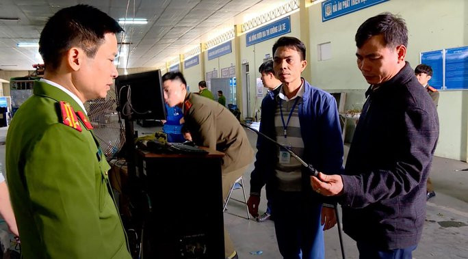 Công an khám xét tại trung tâm