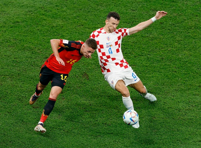 Các cầu thủ Bỉ (trái) đã không thể vượt qua đối thủ Croatia. Ảnh: FIFA