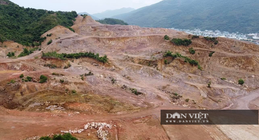 Núi Bà Hoả nằm trong khu đô thị Hồ Phú Hoà (TP.Quy Nhơn, tỉnh Bình Định) hiện đang nham nhở, do tình trạng khai thác khoáng sản có phép lẫn không phép, để lại. Ảnh: Dũ Tuấn
