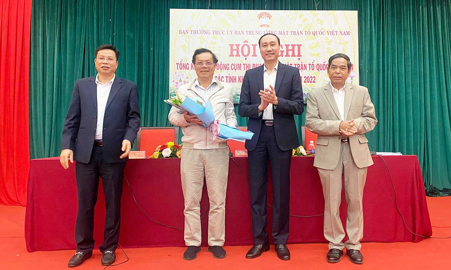 Phó Chủ tịch Ủy ban Trung ương MTTQ Việt Nam Phùng Khánh Tài tặng hoa chúc mừng đơn vị cụm trưởng năm 2023 cho Mặt trận tỉnh Kon Tum. Ảnh: Lê Đại Phó Chủ tịch Ủy ban Trung ương MTTQ Việt Nam Phùng Khánh Tài tặng hoa chúc mừng đơn vị cụm trưởng năm 2023 cho Mặt trận tỉnh Kon Tum. Ảnh: Lê Đại