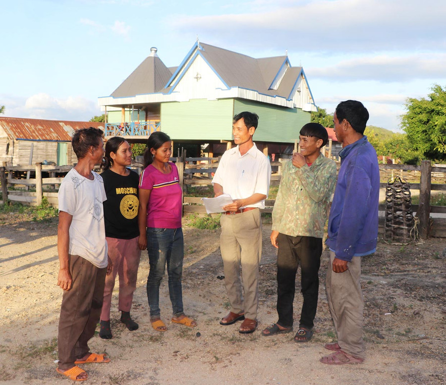 Cán bộ xã Đak Kơ Ning (huyện Kông Chro) tuyên truyền cho người dân về Luật Hôn nhân và gia đình. Ảnh: Ngọc Minh