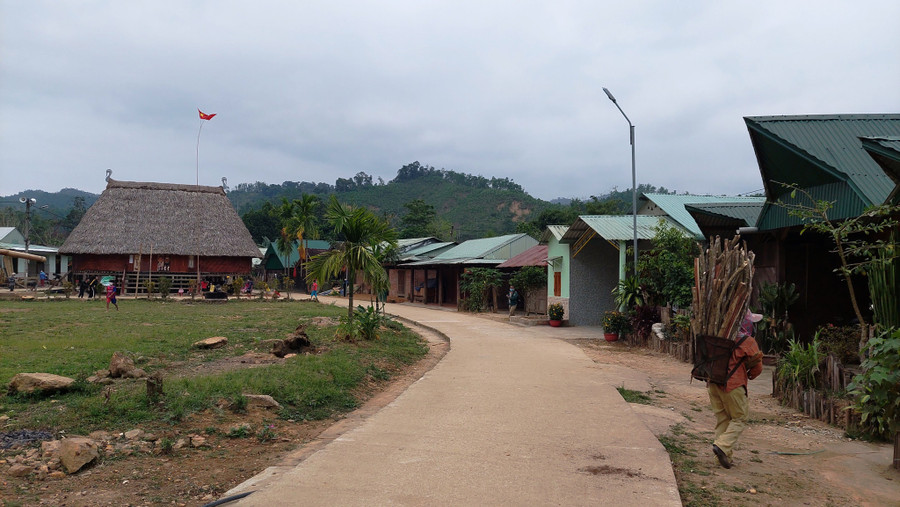 “Đòi của” trong các đám cưới của người Cơ Tu âm thầm diễn ra ở các bản làng nhưng khó phát hiện để can thiệp. Ảnh: Hoàng Sơn