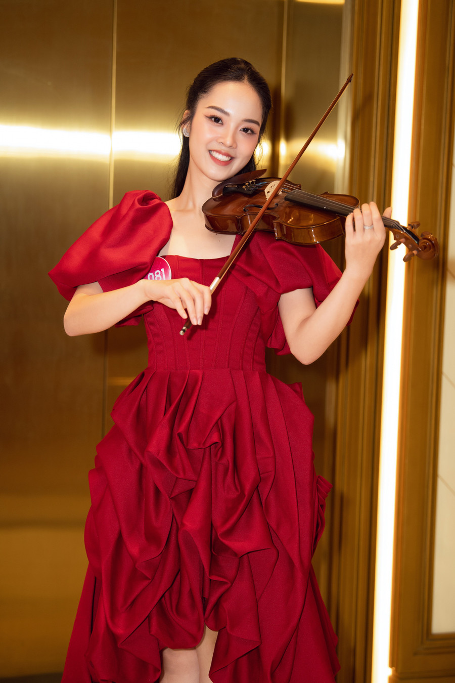 Ở phần thi của mình, cô đã thể hiện ca khúc Triệu đóa hoa hồng. Trong không gian du dương, khán giả được hòa mình trong những giai điệu da diết đong đầy cảm xúc. Ảnh: BTC